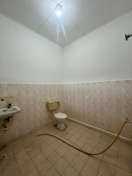 Rumah Teres 2 Tingkat untuk Dijual di Taman Guru (Kota Tinggi) - Ivy Low - Bathroom - PropertyGuru.com.my