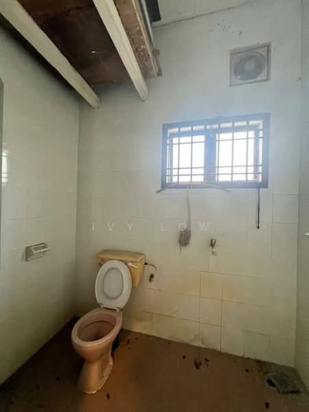 Rumah Teres 2 Tingkat untuk Dijual di Taman Guru (Kota Tinggi) - Ivy Low - Bathroom - PropertyGuru.com.my