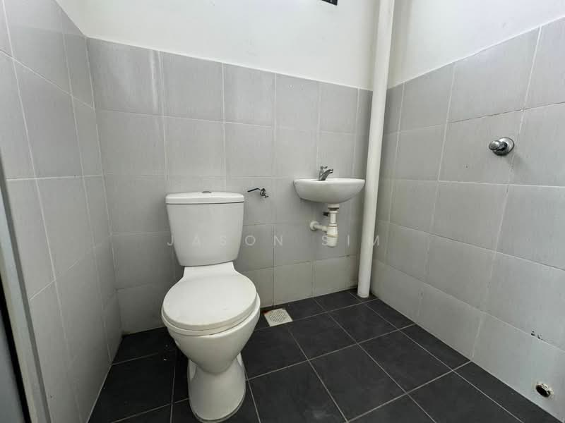 Rumah Teres 2 Tingkat untuk Dijual di Taman Scientex Senai (Senai) - Jason Sim - Bathroom - PropertyGuru.com.my
