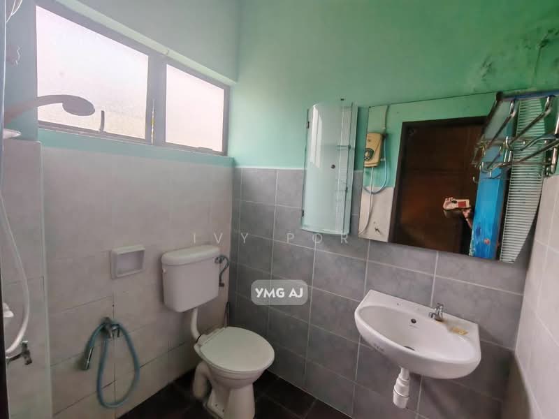 Semi-Detached House for Sale in Taman Bunga Raya (Klang) - Ivy Por - Bathroom - PropertyGuru.com.my
