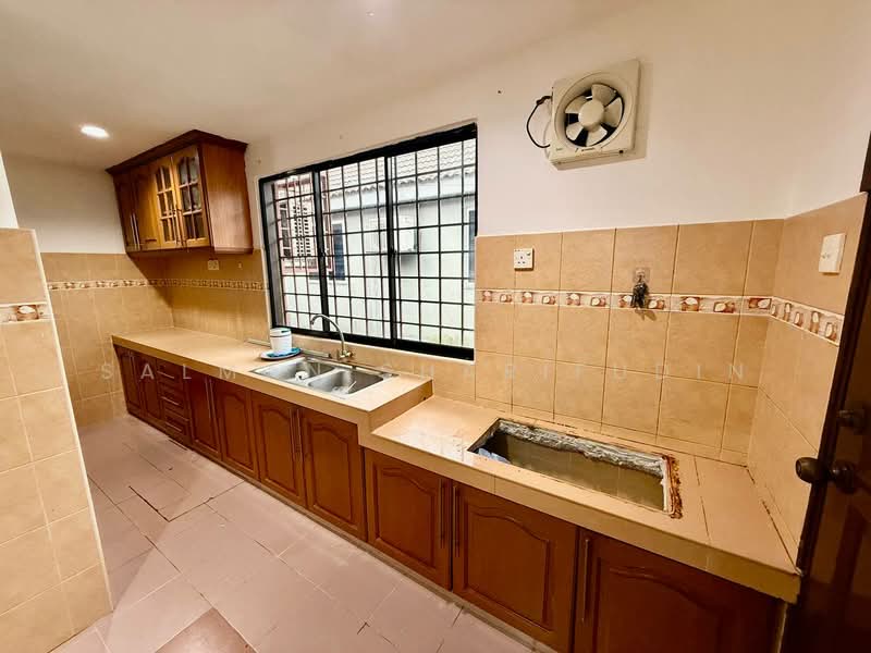 1.5-storey Terraced House for Sale in Subang Jaya (Selangor) - Salman Sharifudin - Kitchen - PropertyGuru.com.my