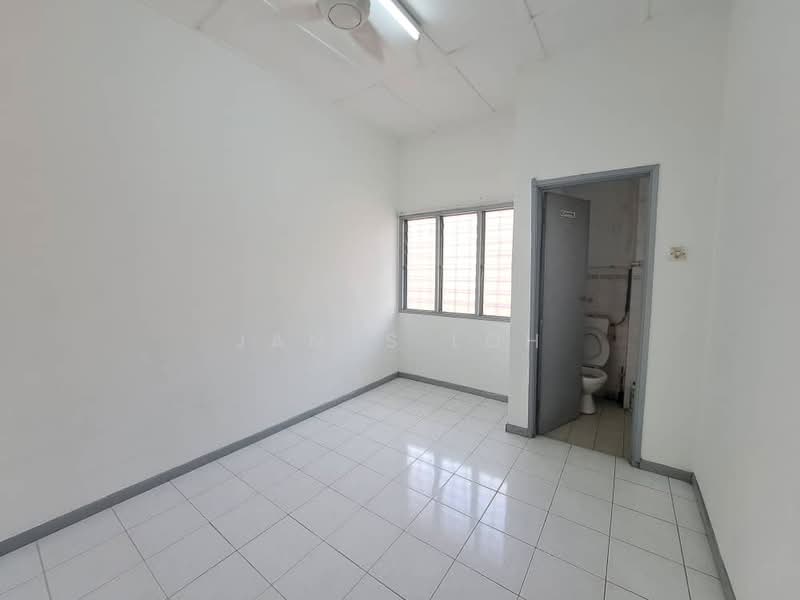 Rumah Teres 2 Tingkat untuk Disewa di Usj 1 (Subang Jaya) - James Loh - Bathroom - PropertyGuru.com.my