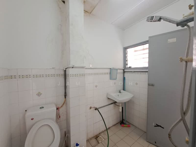 Rumah Teres 2 Tingkat untuk Disewa di Usj 1 (Subang Jaya) - James Loh - Bathroom - PropertyGuru.com.my