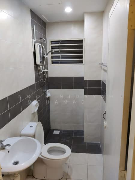 Pangsapuri untuk Dijual di Putra Suria Residence - Noor Hidayah Mohamad Noor - Bathroom - PropertyGuru.com.my