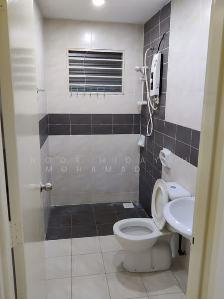 Pangsapuri untuk Dijual di Putra Suria Residence - Noor Hidayah Mohamad Noor - Bathroom - PropertyGuru.com.my