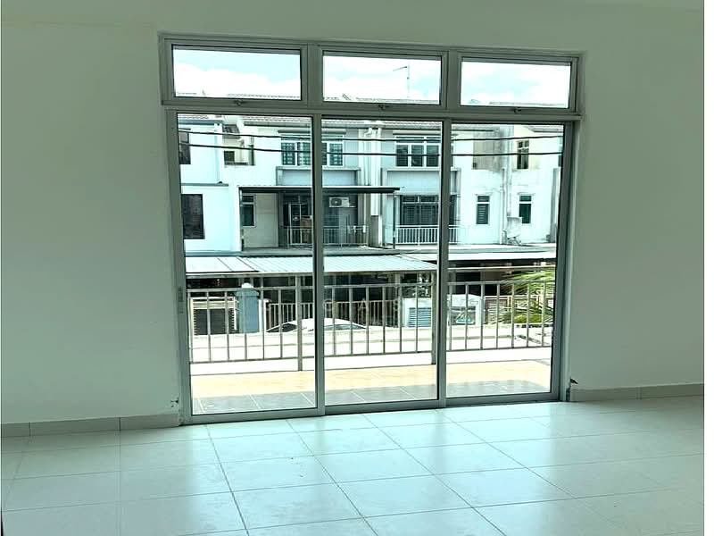 Rumah Teres untuk Dijual di Skudai (Johor) - KC Casey - Master Bedroom with Balcony - PropertyGuru.com.my