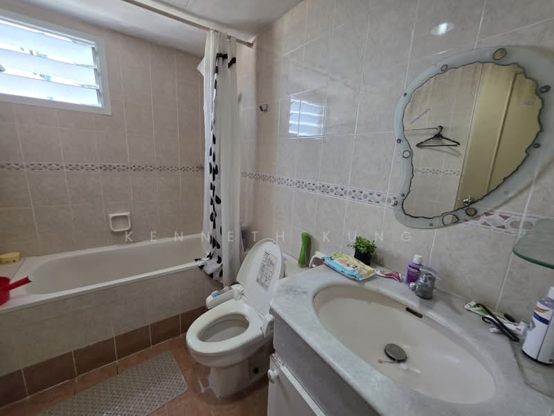 Kondominium untuk Disewa di Gurney Park Condominium - Kenneth Kung - Bathroom - PropertyGuru.com.my