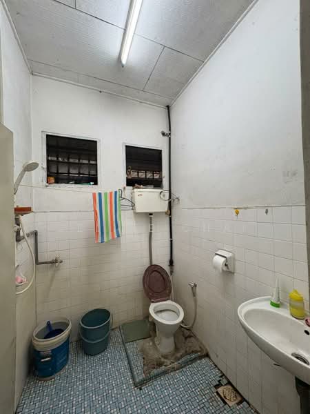 Rumah Teres 1 Tingkat untuk Dijual di Taman Mewah (Yong Peng) - Celine Chai - Bathroom - PropertyGuru.com.my