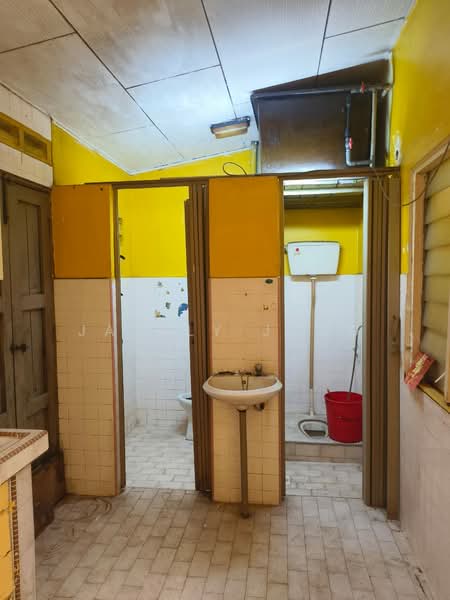 1-storey Terraced House for Sale in Taman Dahlia (Tampoi) - Janlly Jong - Bathroom - PropertyGuru.com.my