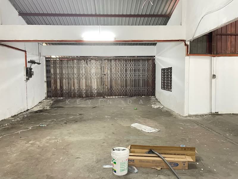 Warehouse for Rent in Taman Bukit Kemuning (Shah Alam) - Kevin Dass - Car Park - PropertyGuru.com.my