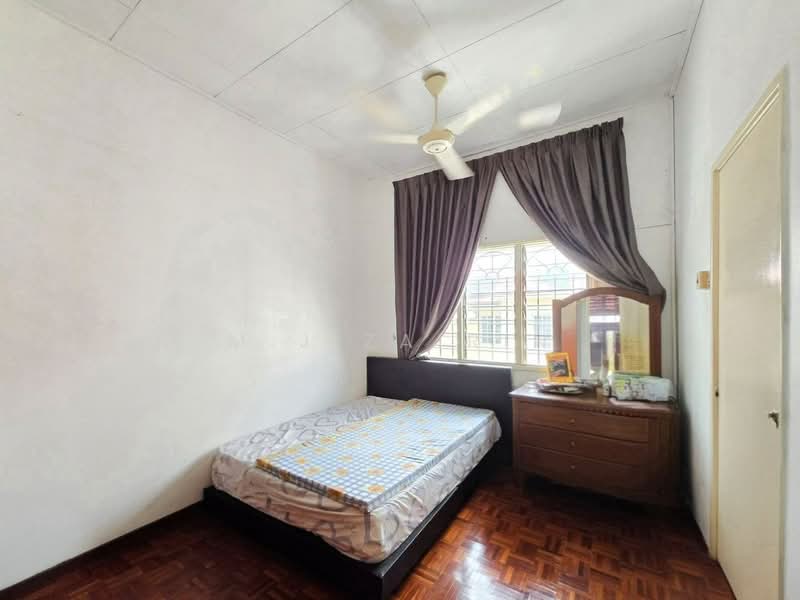 Rumah Teres 2 Tingkat untuk Dijual di Bandar Kinrara (Selangor) - M.J Zairin - Bedroom - PropertyGuru.com.my