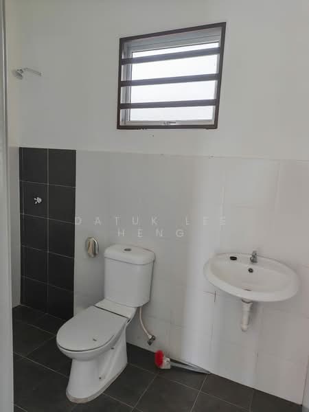 Rumah Berkembar untuk Disewa di Medan Klebang Harmoni (Chemor) - Datuk Lee Heng - Bathroom - PropertyGuru.com.my
