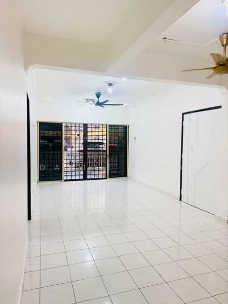 Pangsapuri untuk Dijual di Lily & Jasmine Apartment - Daniel Yong - Living Room - PropertyGuru.com.my