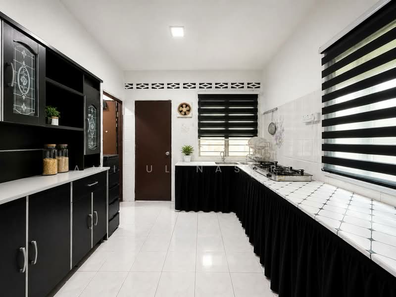 Rumah Teres 2 Tingkat untuk Dijual di Seksyen 25 (Shah Alam) - Amirul Nasyriq - Kitchen - PropertyGuru.com.my