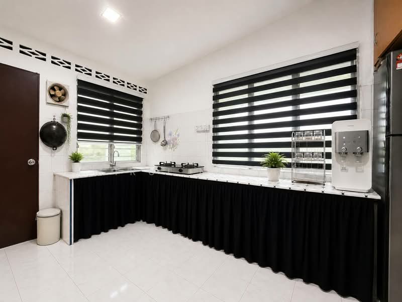 Rumah Teres 2 Tingkat untuk Dijual di Seksyen 25 (Shah Alam) - Amirul Nasyriq - Kitchen - PropertyGuru.com.my
