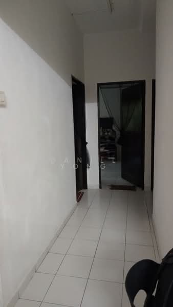 Rumah Flat untuk Dijual di Taman Pulai Utama - Daniel Yong - Corridor - PropertyGuru.com.my