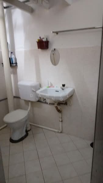 Rumah Flat untuk Dijual di Taman Pulai Utama - Daniel Yong - Bathroom - PropertyGuru.com.my