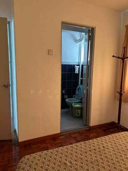 Flat for Sale at Taman Tringkap Puncak - Datuk Lee Heng - Bathroom - PropertyGuru.com.my