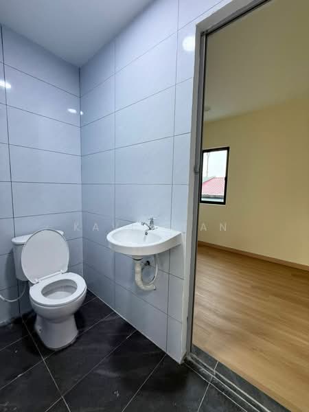 Rumah Teres untuk Dijual di Taman Damai Jaya (Skudai) - Kavin Tan - Bathroom - PropertyGuru.com.my