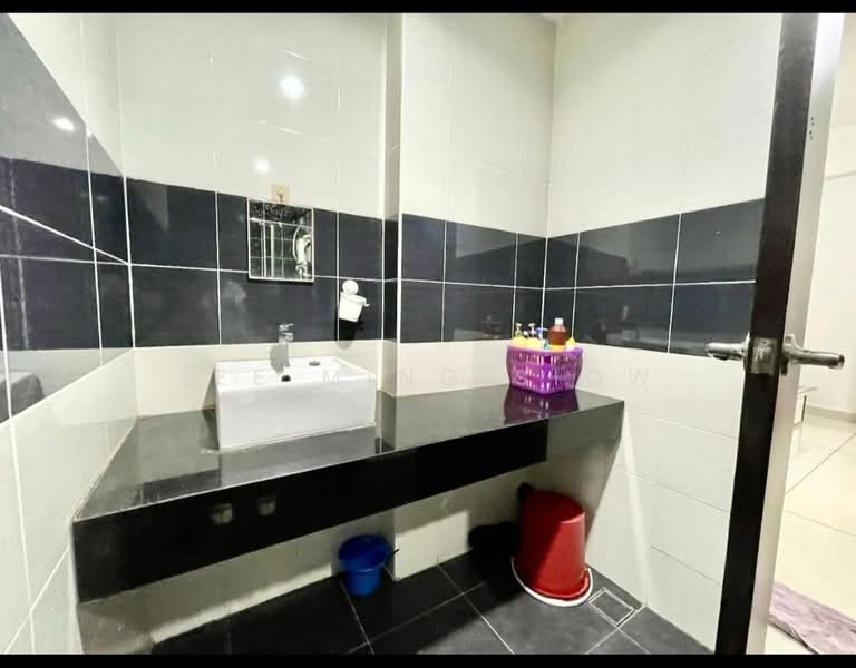 Service Residence for Sale at D'Inspire Residence (Inspira Bestari) - Lee Ming Siow - Bathroom - PropertyGuru.com.my