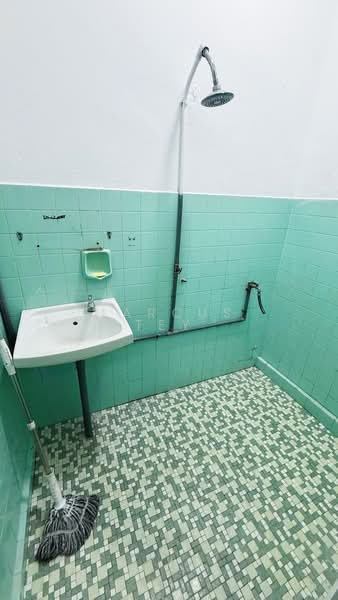 Rumah Teres 1 Tingkat untuk Dijual di Taman Muhibbah (Kluang) - Marcus Tey - Bathroom - PropertyGuru.com.my