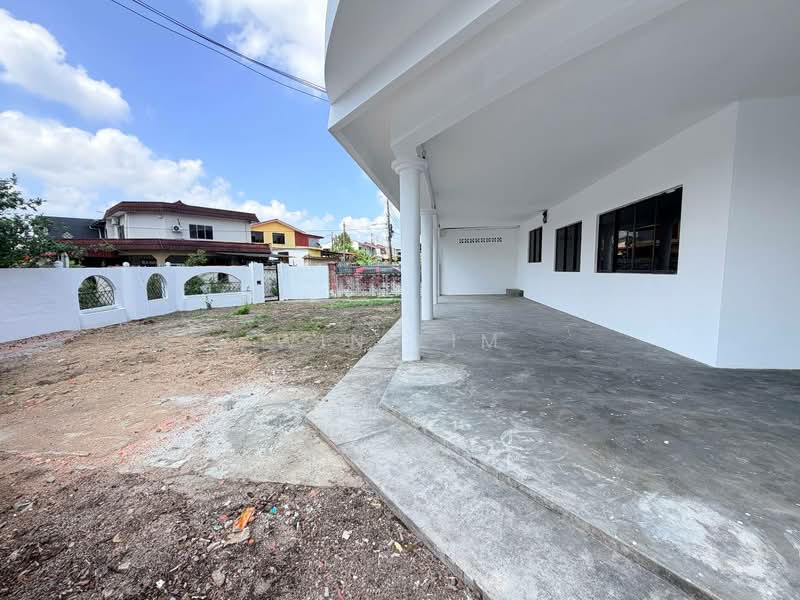 Rumah Teres 2 Tingkat untuk Dijual di Taman Molek (Johor Bahru) - Win Lim - Exterior - PropertyGuru.com.my