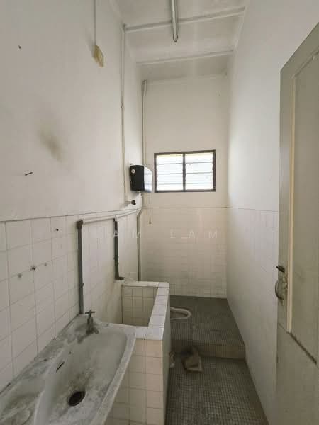 Semi-Detached House for Sale in Ipoh Garden (Ipoh) - Sam Lam - Bathroom - PropertyGuru.com.my