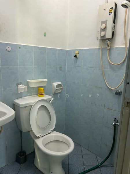 Pangsapuri untuk Disewa di Bayu Puteri 1 - Alfred Yap - Bathroom - PropertyGuru.com.my
