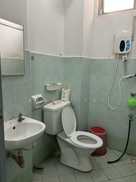 Pangsapuri untuk Disewa di Bayu Puteri 1 - Alfred Yap - Bathroom - PropertyGuru.com.my