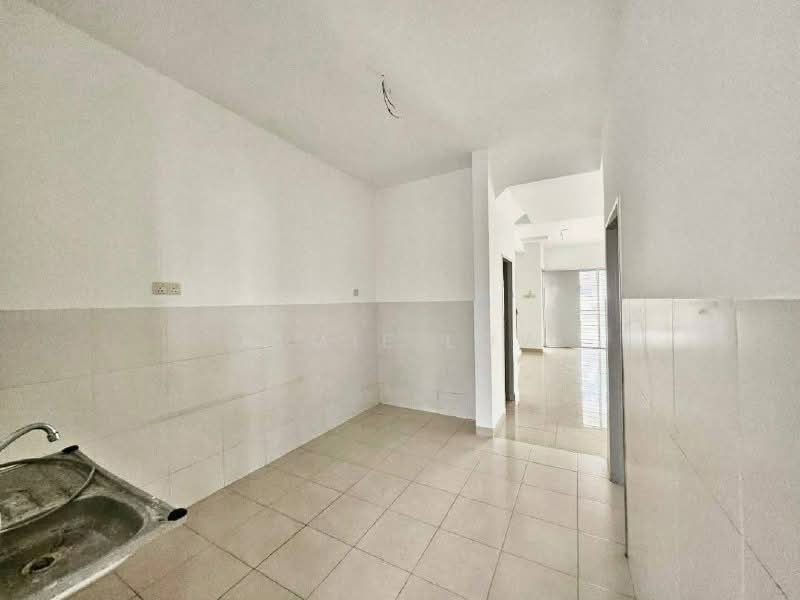 Rumah Teres 2 Tingkat untuk Dijual di Taman Mount Austin (Tebrau) - Jamie Low - Kitchen - PropertyGuru.com.my