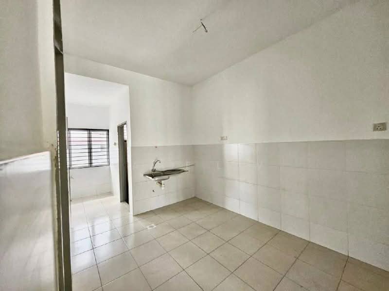 Rumah Teres 2 Tingkat untuk Dijual di Taman Mount Austin (Tebrau) - Jamie Low - Kitchen - PropertyGuru.com.my