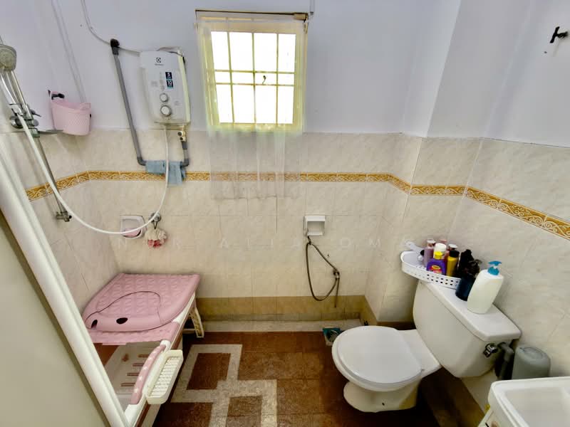 Rumah Teres untuk Dijual di Bandar Puteri Klang (Klang) - Nur Alia Omar - Bathroom - PropertyGuru.com.my