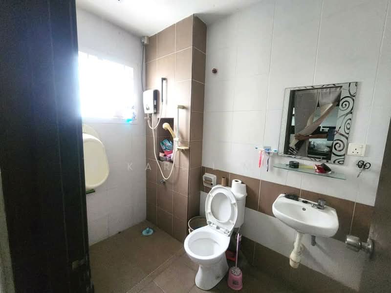 2-storey Terraced House for Sale in Taman Seri Austin (Tebrau) - Karl Lim - Bathroom - PropertyGuru.com.my