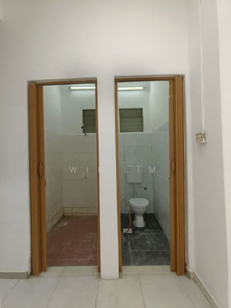 Rumah Teres 2 Tingkat untuk Dijual di Taman Bukit Mutiara (Batu Pahat) - Win Lim - Bathroom - PropertyGuru.com.my