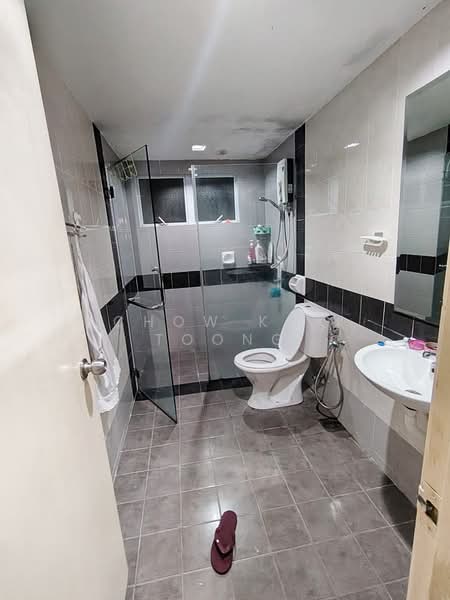 Service Residence for Sale at Koi Kinrara - Chow Kok Toong - Bathroom - PropertyGuru.com.my