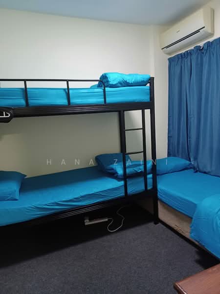 Kondominium untuk Dijual di Laguna Condo Resort - Hana Zaini - Bedroom - PropertyGuru.com.my