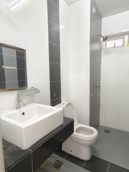 Servis Apartment untuk Dijual di The Wharf Residence - YEN KEE LIONG - Bathroom - PropertyGuru.com.my