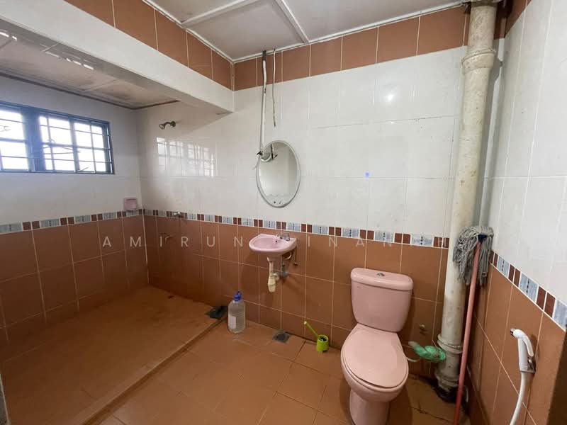 Rumah Teres 2 Tingkat untuk Dijual di SS14 (Subang Jaya) - Amirun Kinanah - Bathroom - PropertyGuru.com.my