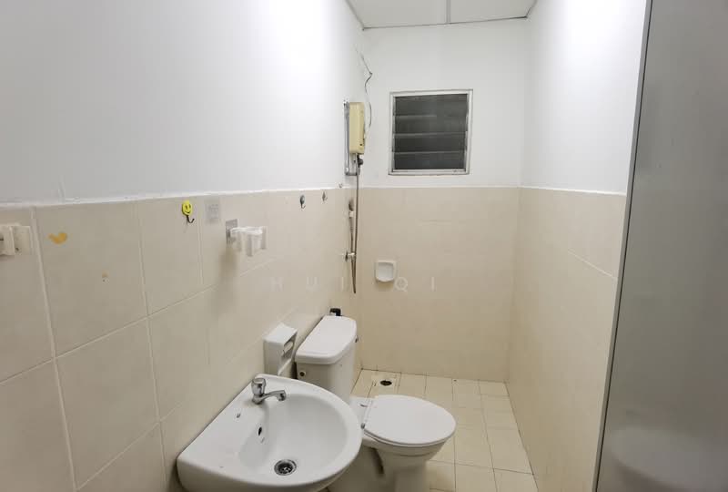 Pangsapuri untuk Dijual di Baiduri Court Apartment - Hui Qi - Bathroom - PropertyGuru.com.my