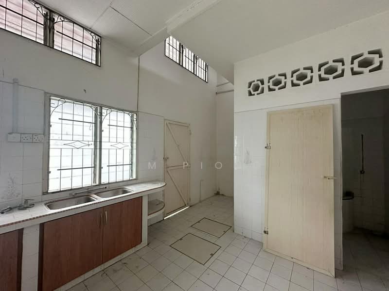 1-storey Terraced House for Sale in Kampung Enam (Melaka City) - Tim Piong - Kitchen - PropertyGuru.com.my