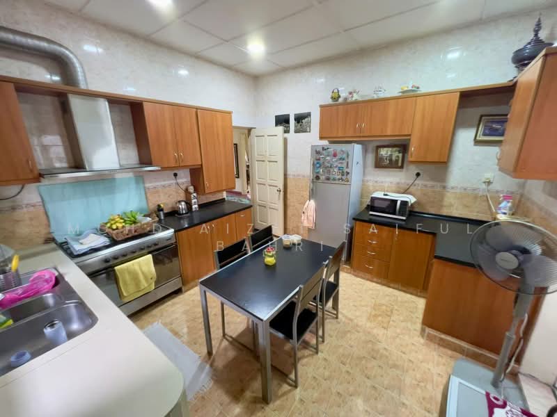Semi-Detached House for Sale in Seksyen 1 Bandar Baru Bangi (Bandar Baru Bangi) - Mohd Aizat Saiful Bahri - Kitchen - PropertyGuru.com.my