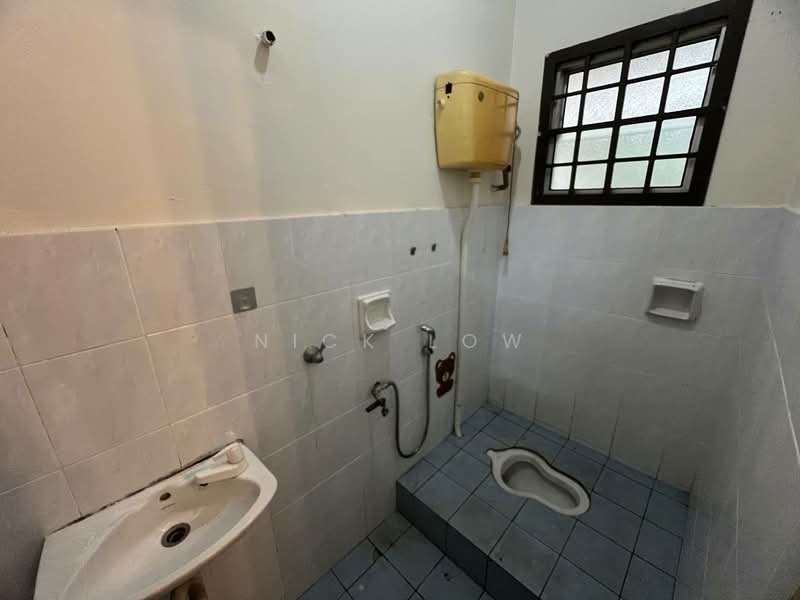 Rumah Teres 2 Tingkat untuk Disewa di Taman Puteri Wangsa (Ulu Tiram) - Nick Low - Bathroom - PropertyGuru.com.my