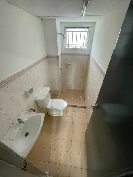 Apartment for Rent at Sri Pinang Apartment - May Yap - Master Room Bathroom - PropertyGuru.com.my