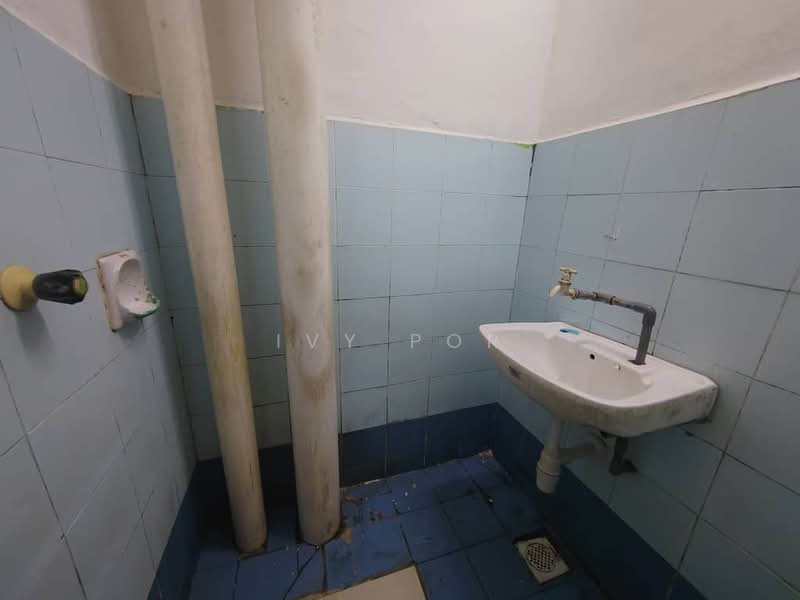 Flat for Rent at Taman Pendamar Indah 2 - Ivy Por - Bathroom - PropertyGuru.com.my