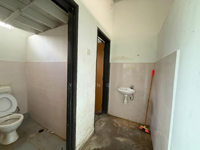 Shop for Rent in Taman Gangsa (Durian Tunggal) - Yeong . - Bathroom - PropertyGuru.com.my