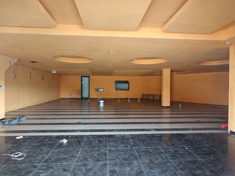 Ground floor Shop
