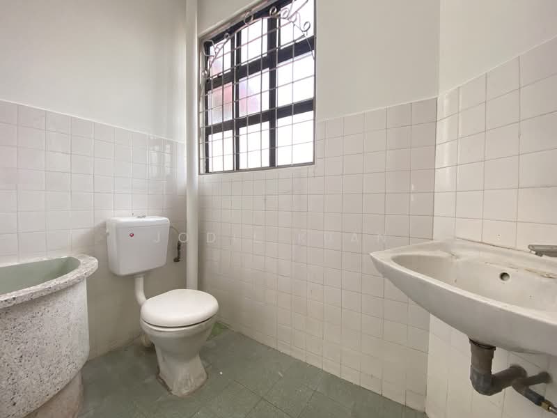 Rumah Teres 2 Tingkat untuk Disewa di Taman Ipoh Timur (Ipoh) - Jodie Kuan - Master Bathroom - PropertyGuru.com.my