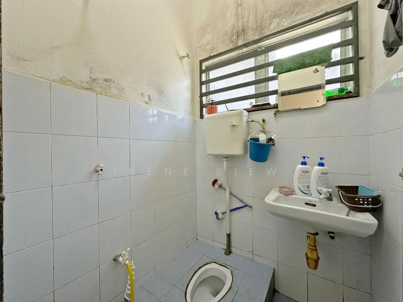 Rumah Teres 1 Tingkat untuk Dijual di Taman Desa Cempaka 3 (Nilai) - Irene Siew - Bathroom - PropertyGuru.com.my