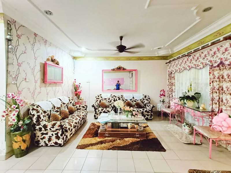2-storey Terraced House for Sale in Telok Panglima Garang (Selangor) - Amni Manan - Living Room - PropertyGuru.com.my