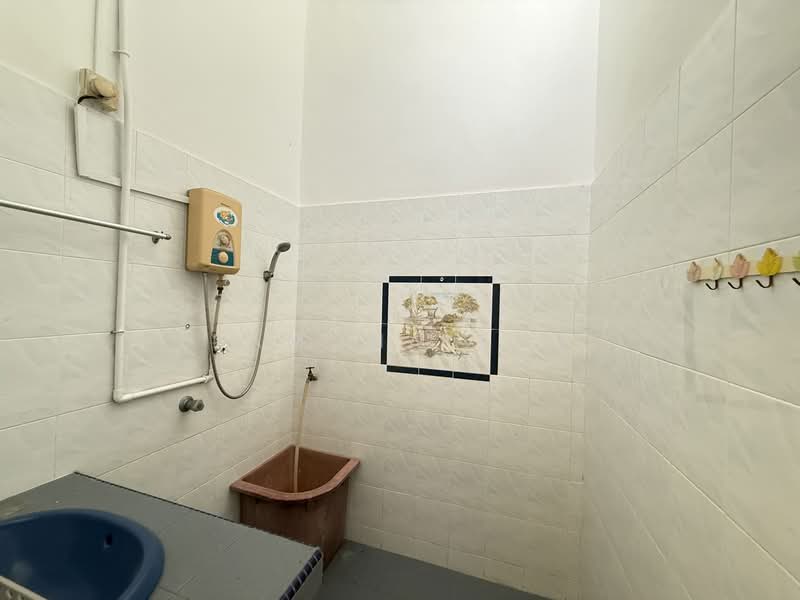 Rumah Teres 1 Tingkat untuk Dijual di Taman Bukit Beruang (Bukit Baru) - Ramona Tan - Bathroom - PropertyGuru.com.my